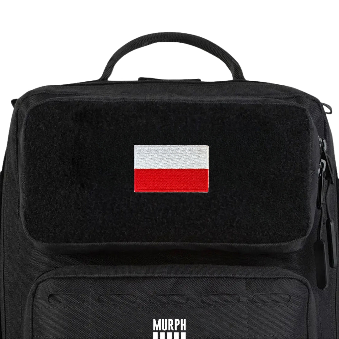 Patch velcro drapeau Pologne brodé Murph fixé sur le panneau velcro d'un sac à dos tactique noir