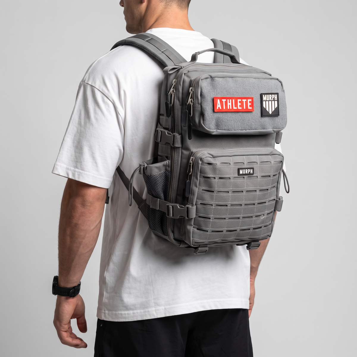 Sac à dos tactique Murph Hero 25L gris porté au dos par un homme