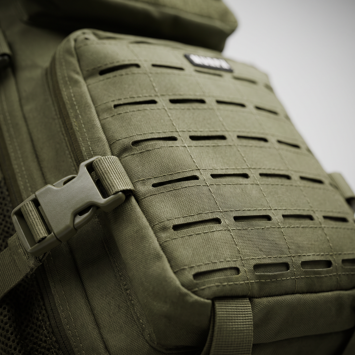Gros plan du système MOLLE latéral du sac Murph Hero 25L kaki