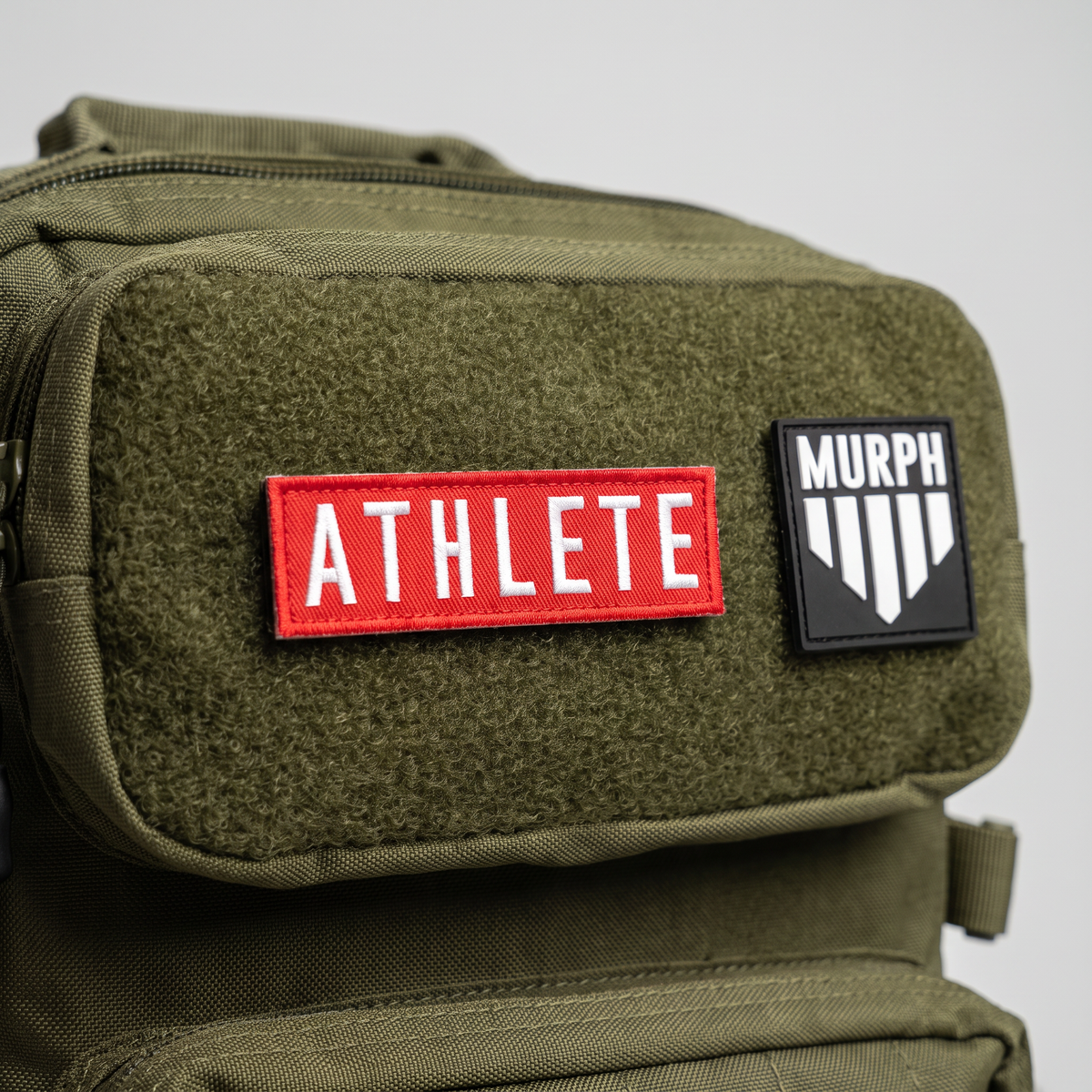 Gros plan du panneau velcro à patchs du sac Murph Hero 25L kaki