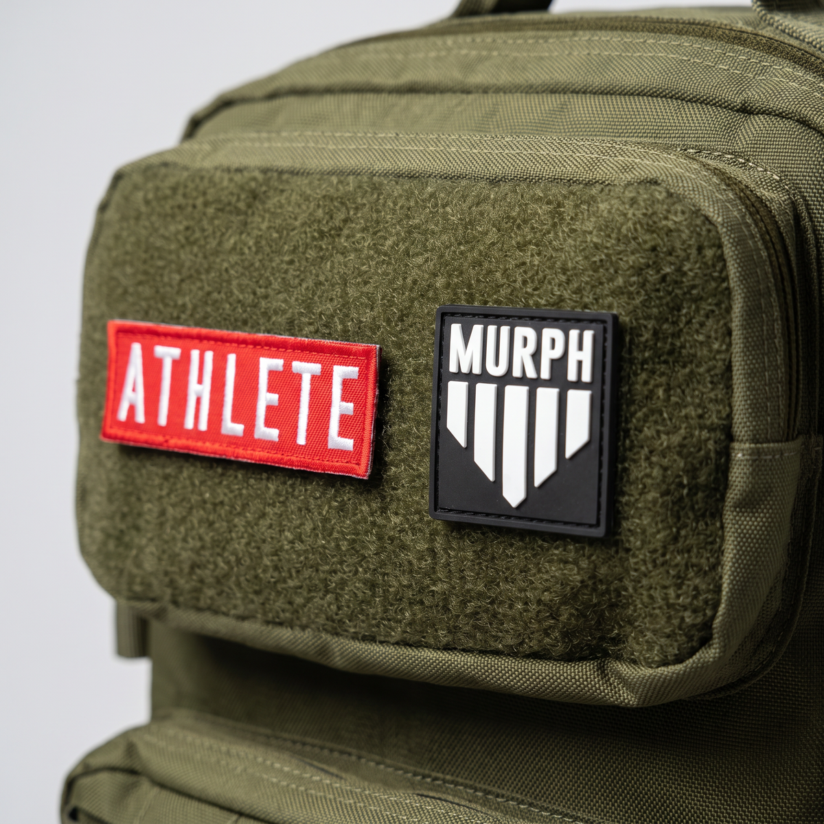 Patchs velcro vus de trois quarts sur le sac Murph Hero 25L kaki