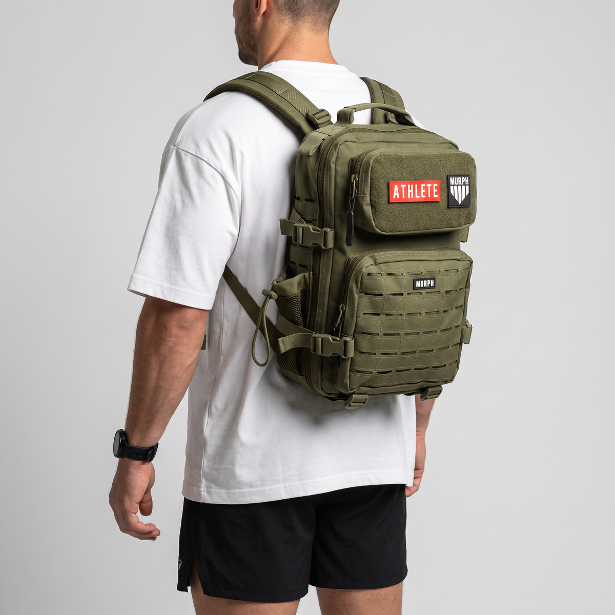 Sac à dos tactique Murph Hero 25L kaki porté au dos par un homme