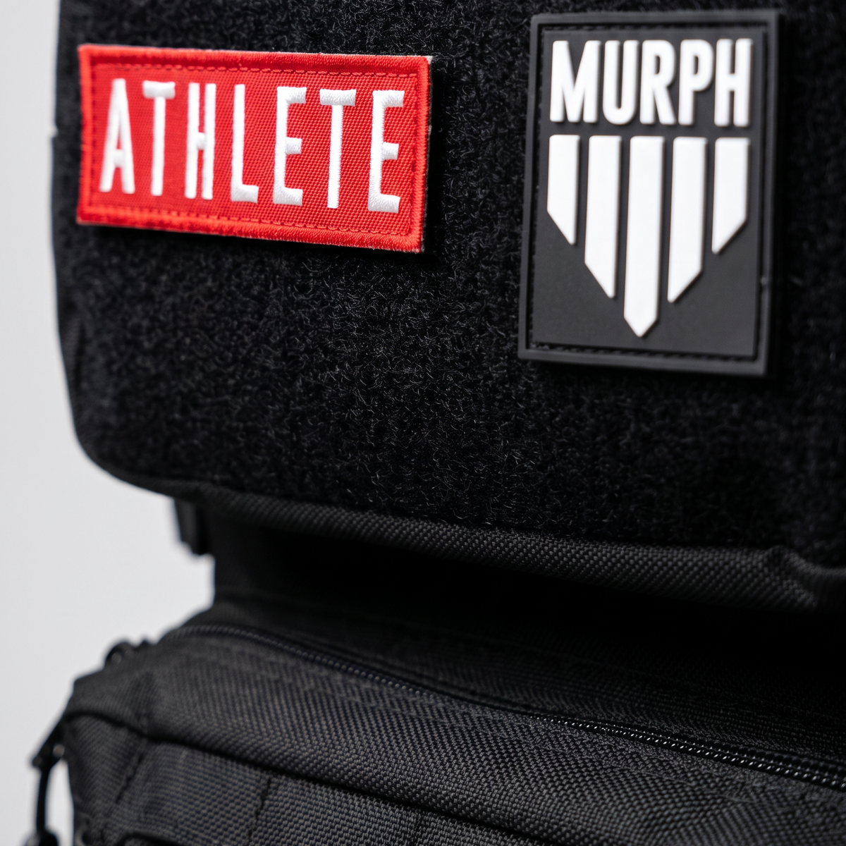 Gros plan du panneau velcro à patchs du sac Murph Hero 25L noir