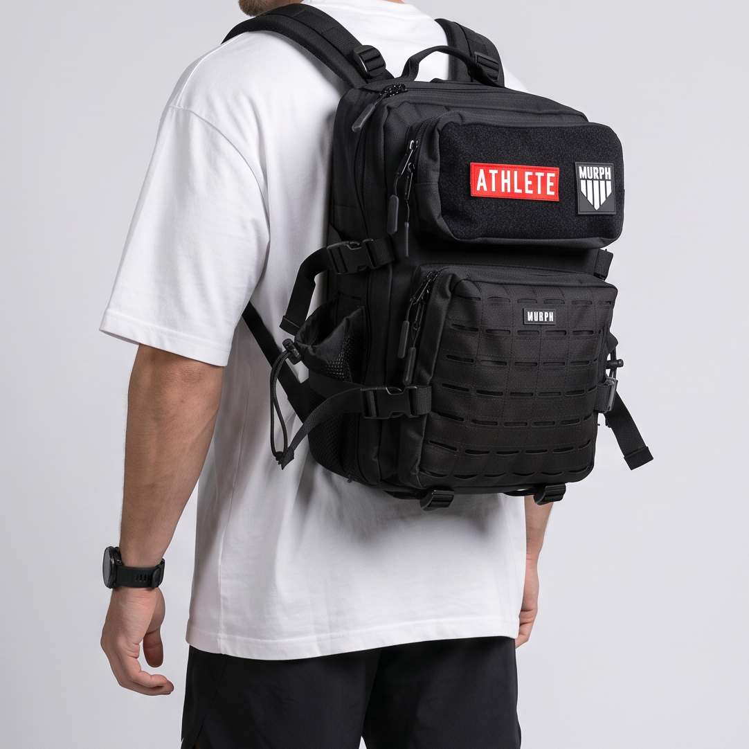 Sac à dos tactique Murph Hero 25L noir porté au dos par un homme