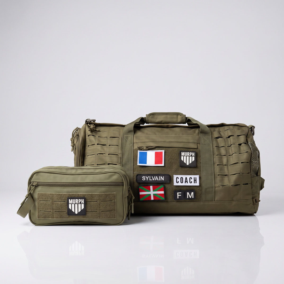 Sac polochon Murph kaki avec sa trousse tactique assortie et ses patchs offerts