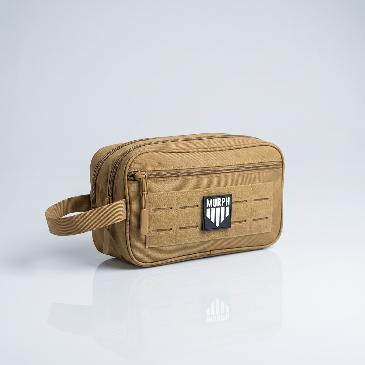 Trousse tactique Murph marron en vue trois quarts, structure rigide qui tient debout