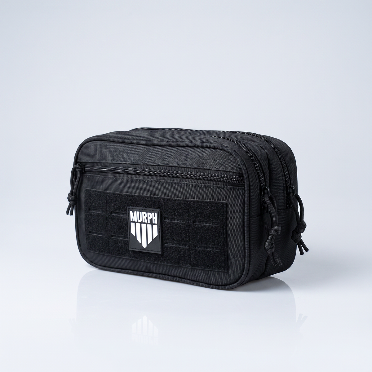 Trousse de toilette tactique Murph noire vue de trois quarts, structure rigide qui tient debout toute seule