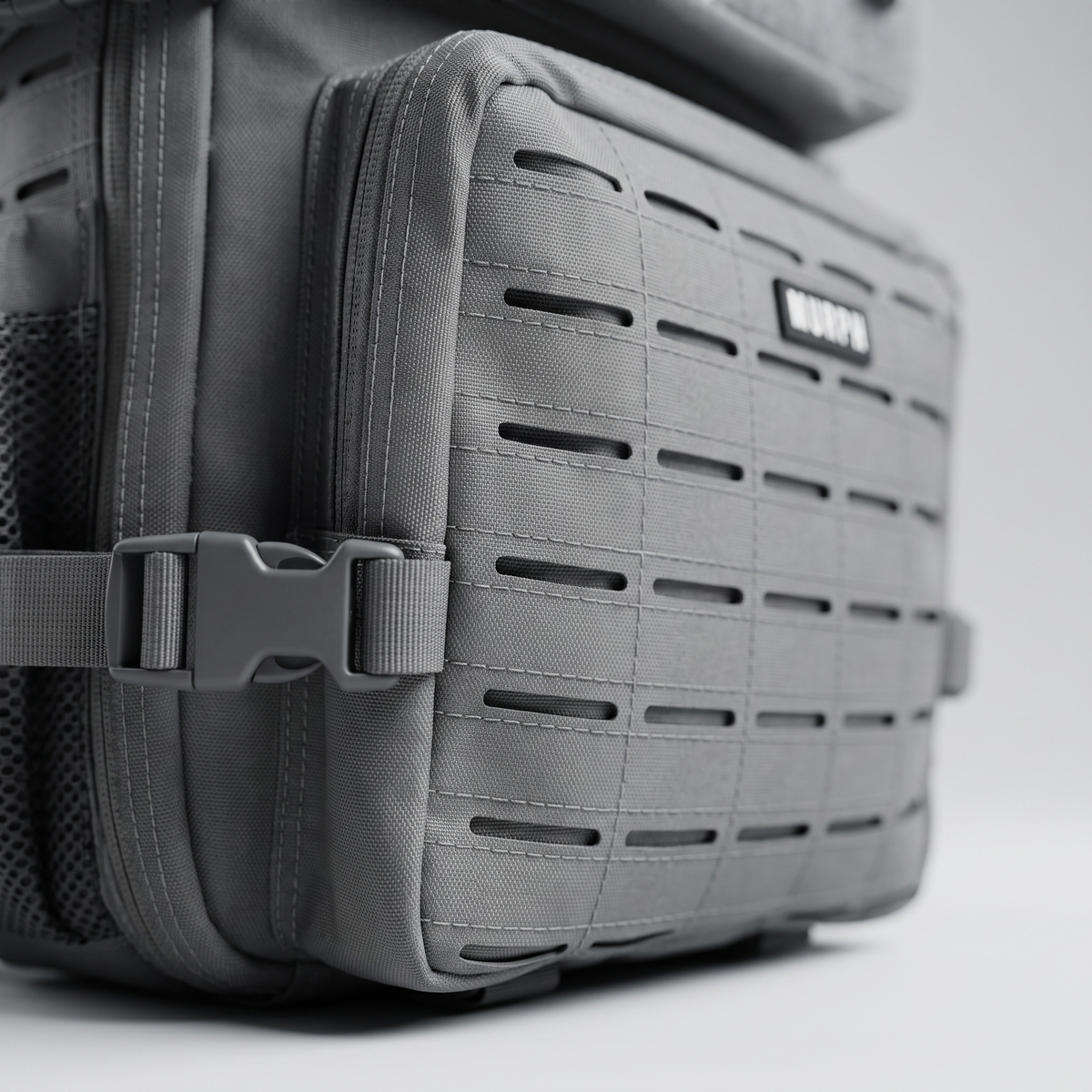Gros plan du système MOLLE latéral du sac Murph Hero 25L gris