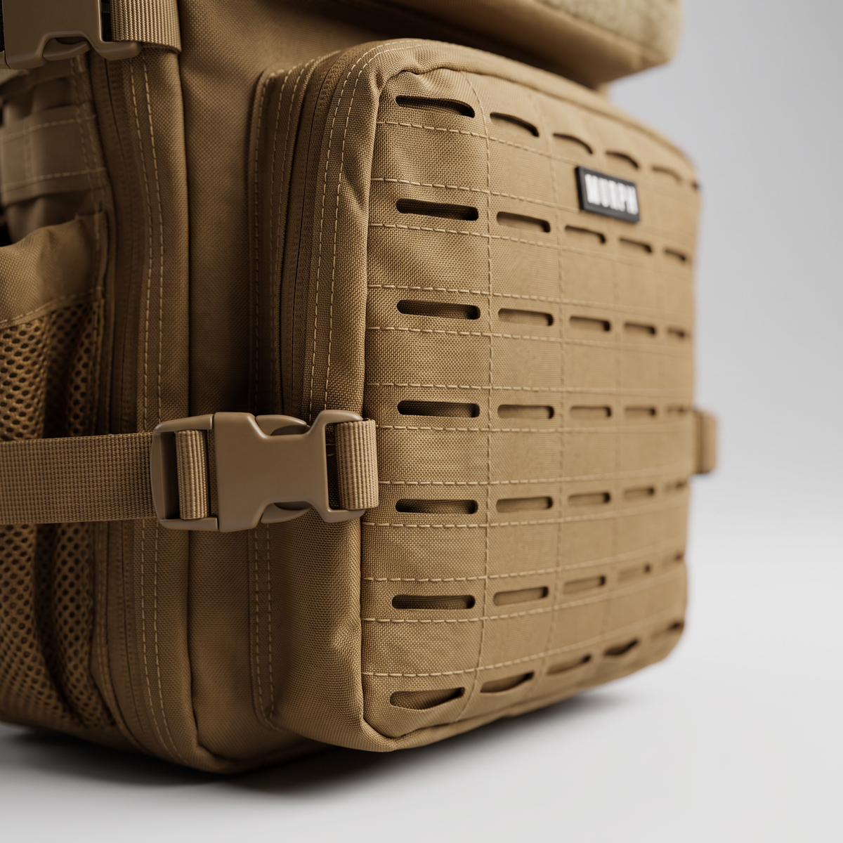 Gros plan du système MOLLE latéral du sac Murph Hero 25L marron