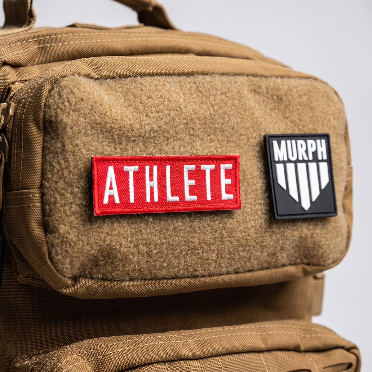 Gros plan du panneau velcro à patchs du sac Murph Hero 25L marron