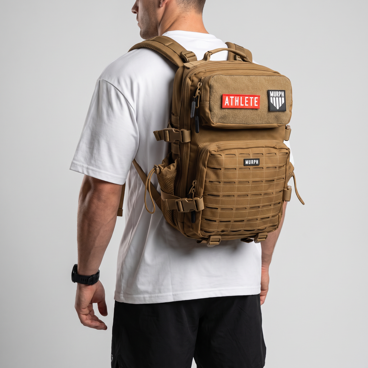 Sac à dos tactique Murph Hero 25L marron porté au dos par un homme