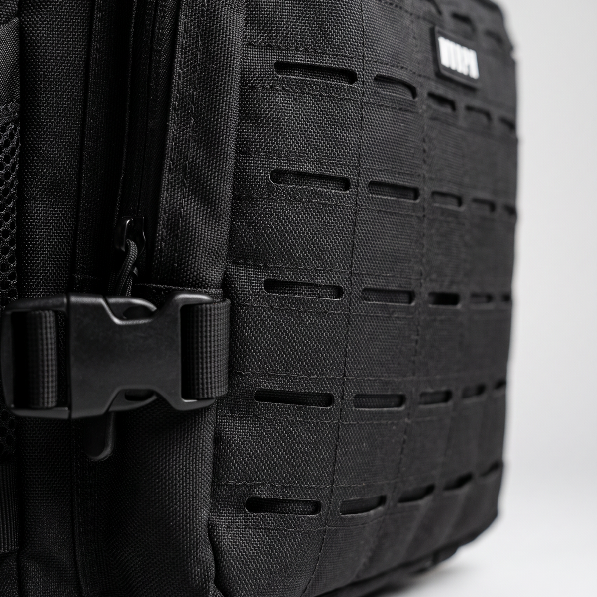 Gros plan du système MOLLE latéral du sac Murph Hero 25L noir