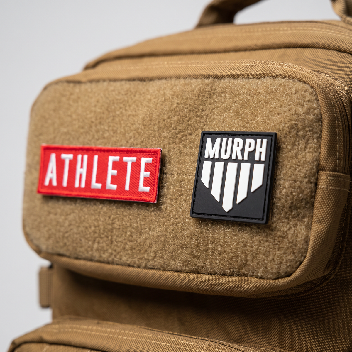 Patchs velcro vus de trois quarts sur le sac Murph Hero 25L marron
