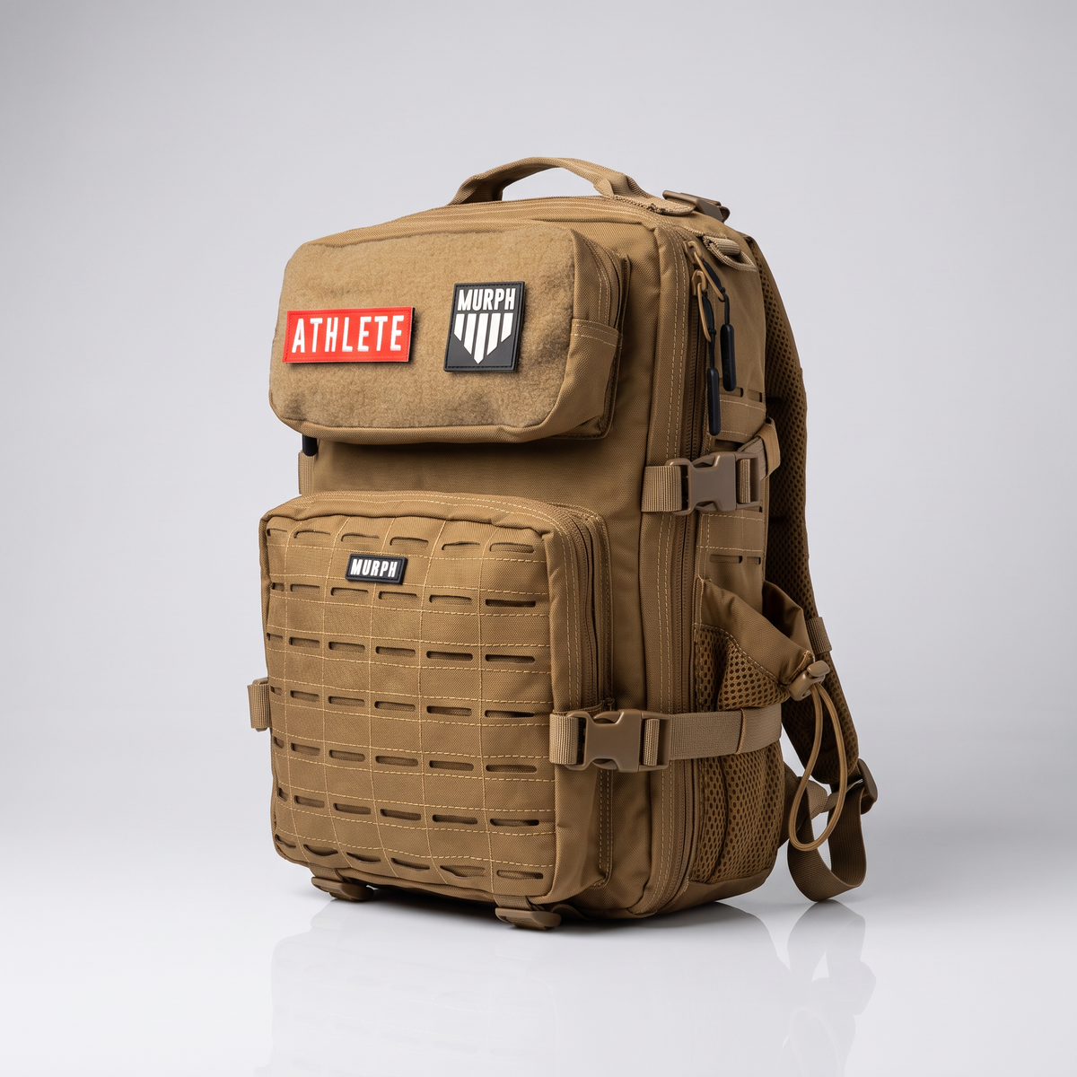 Sac à dos tactique Murph Hero 25L marron, vue de trois quarts avec patchs velcro