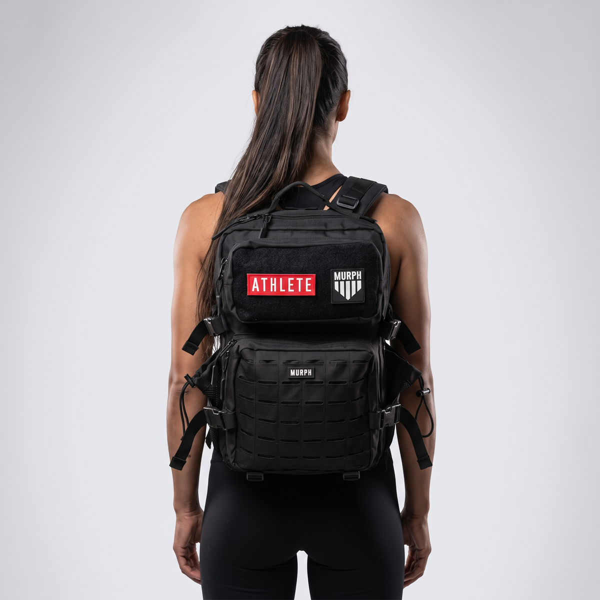 Sac à dos tactique Murph Hero 25L noir porté au dos par une femme