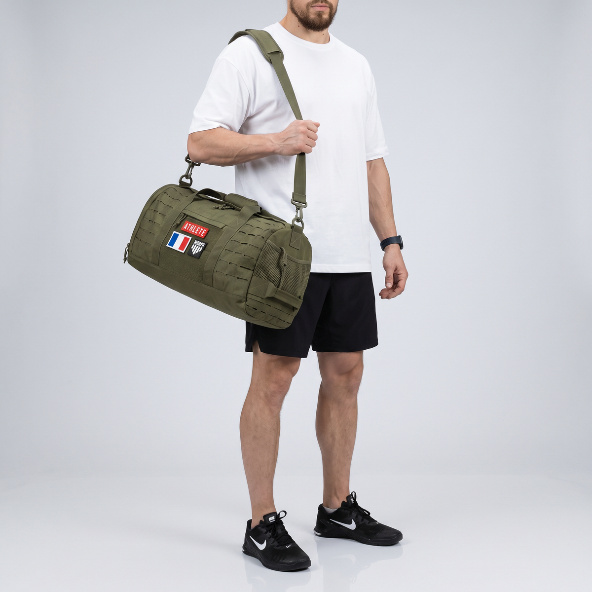 Athlete portant le sac polochon tactique Murph kaki en bandouliere