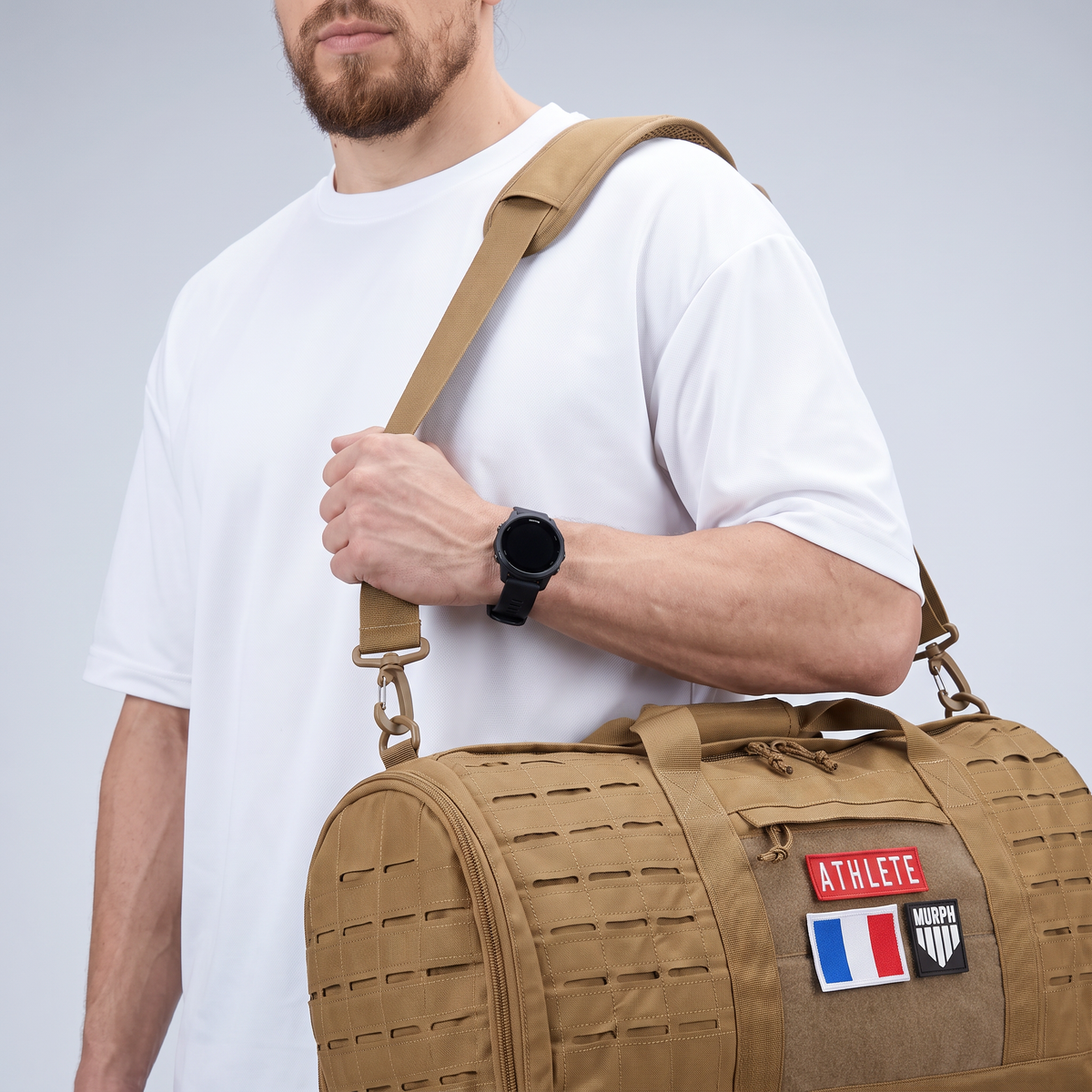 Sac polochon Murph marron porte a l epaule, gros plan sur la sangle