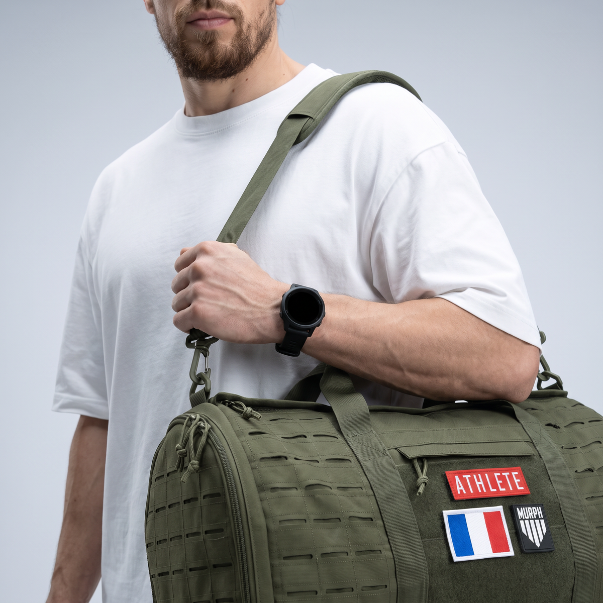 Sac polochon Murph kaki porte a l epaule, gros plan sur la sangle