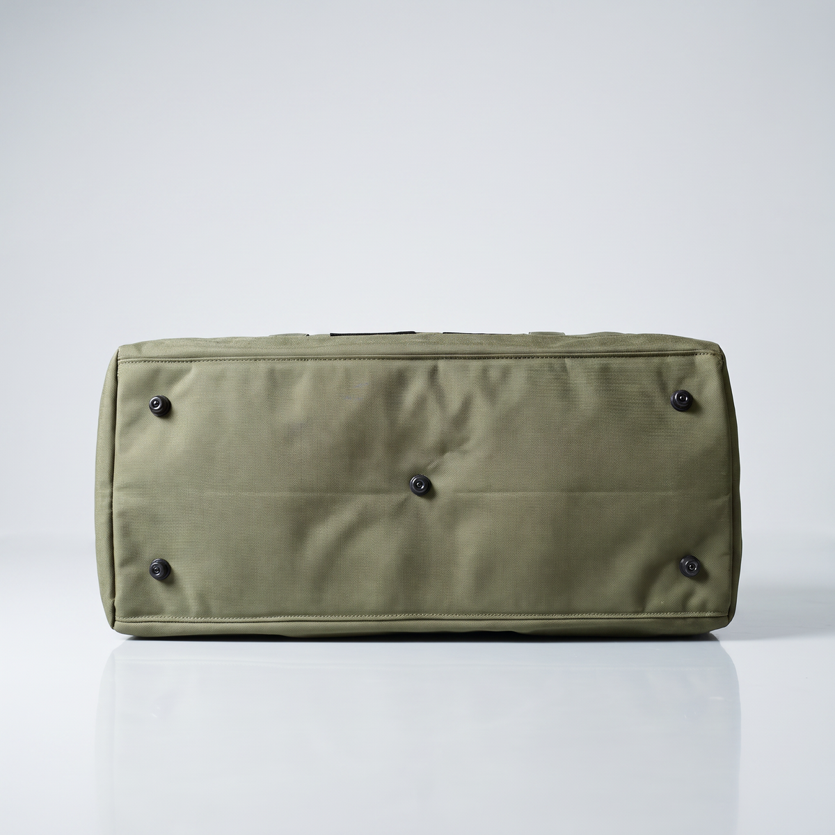 Dessous du sac polochon Murph kaki avec ses quatre pieds de protection caoutchouc