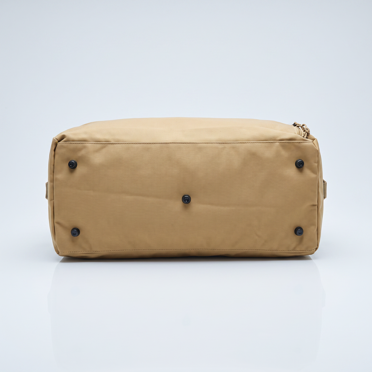 Dessous du sac polochon Murph marron avec ses quatre pieds de protection caoutchouc