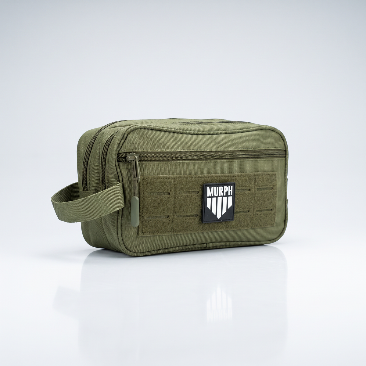 Trousse tactique Murph kaki en vue trois quarts, structure rigide qui tient debout