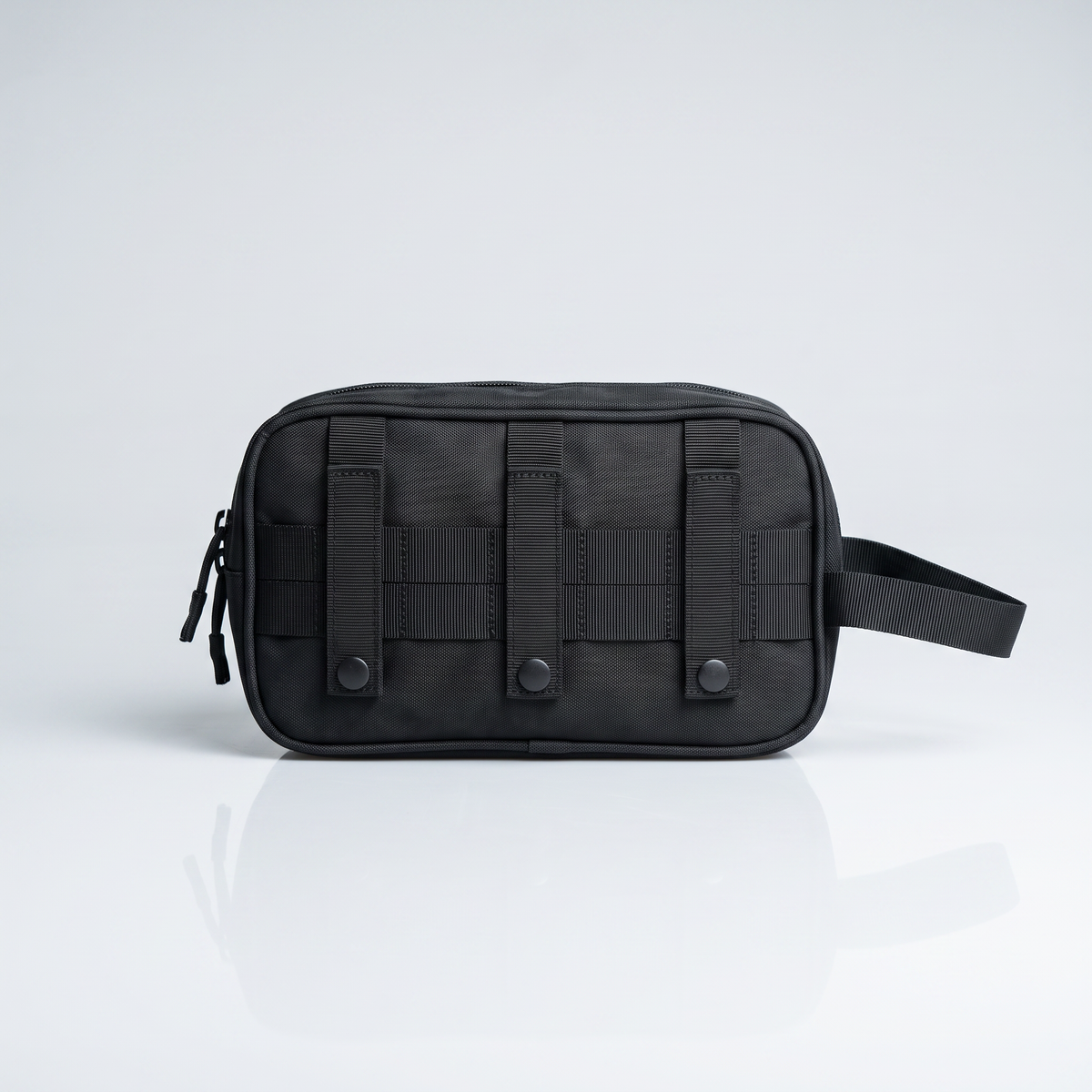 Face avant de la trousse tactique Murph noire avec son système MOLLE découpé laser et son panneau velcro pour patchs